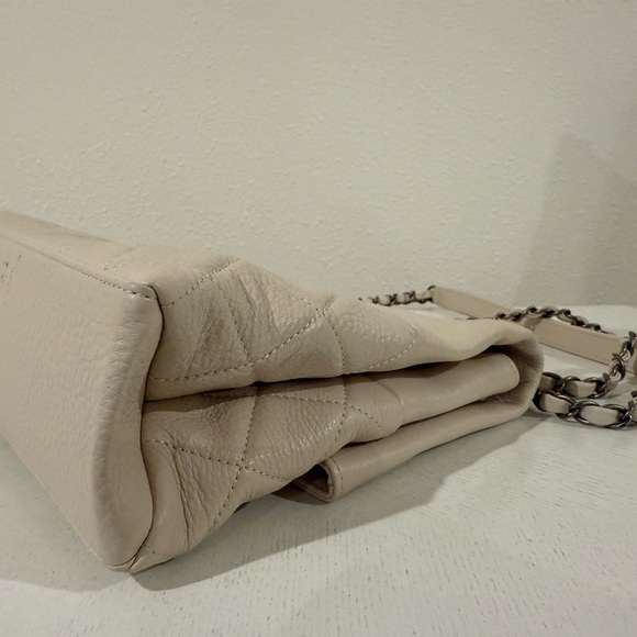 Quilted Cream Shoulder Bag • Pebbled Texture • Gunmetal Chain - Picture 4 of 16